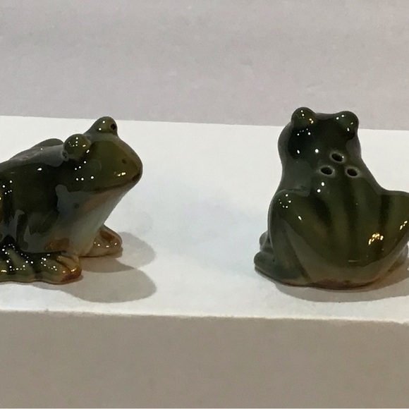 Adorable Frog Salt & Pepper set EUC - Picture 5 of 7